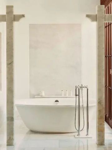 Luxuriöses Badezimmer mit freistehender Badewanne