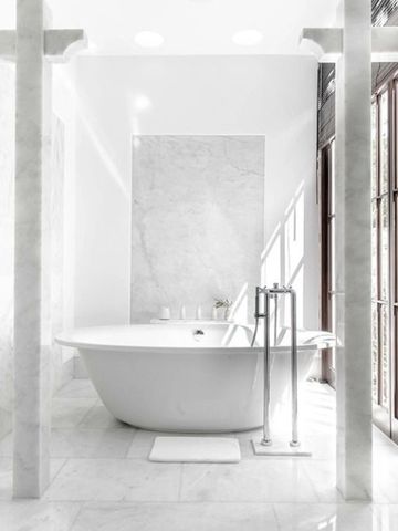 Minimalistisches Badezimmer in Weiß mit freistehender Wanne