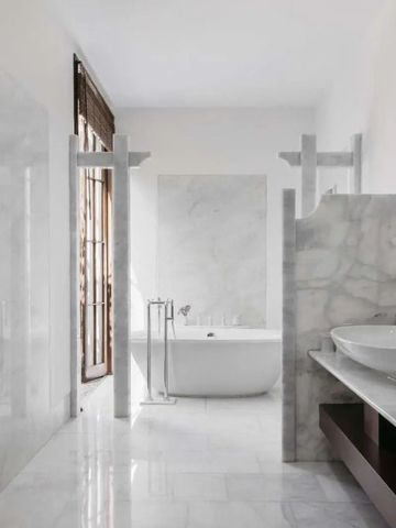 Modernes Badezimmer mit Marmorakzenten und Badewanne