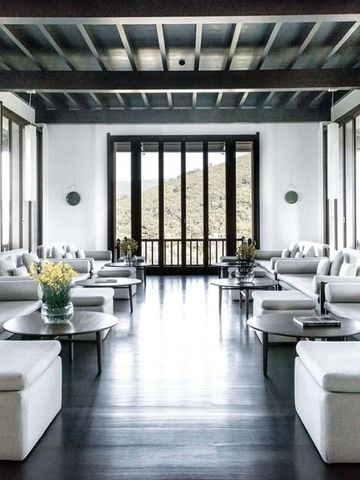 Eleganter Lounge-Bereich mit modernen weißen Möbeln und großen Fenstern