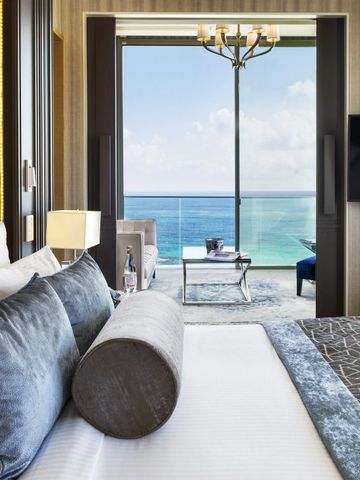 Helles Zimmer mit Balkon und Blick auf das Meer