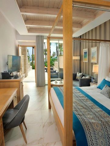 Gemütliches Zimmer mit Himmelbett und Terrasse