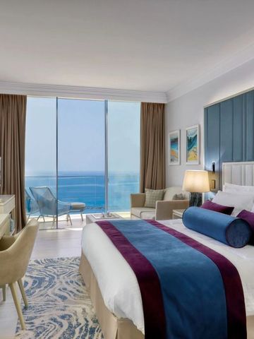 Luxuriöses Schlafzimmer mit Meerblick und stilvoller Einrichtung