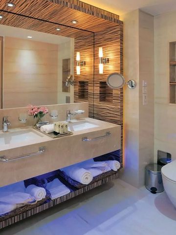 Luxuriöses Badezimmer mit eleganter Ausstattung und Spiegelbeleuchtung