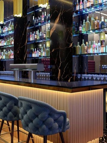 Stilvolle Hotelbar mit beleuchteten Spirituosenregalen
