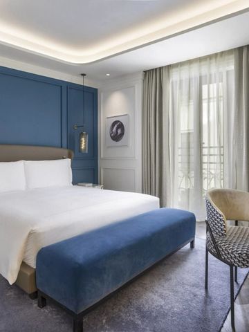Luxuriöses Doppelzimmer mit blauer Wand im InterContinental Rome