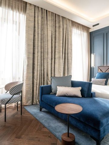 Suite mit Sofa und natürlichem Licht im InterContinental Rome