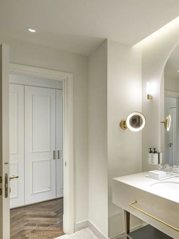 Helles Badezimmer mit großem Spiegel und luxuriösem Waschbecken