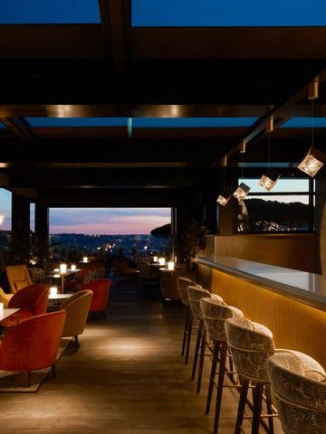 Stilvolle Bar mit gemütlicher Atmosphäre und Panoramablick bei Dämmerung