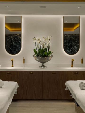 Moderner Spa-Raum mit Massageliegen und stilvollem Dekor