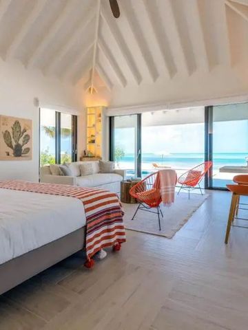 Geräumiges Schlafzimmer mit Meeresblick und moderner Einrichtung