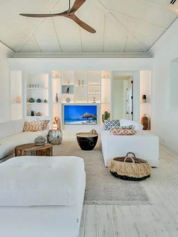 Modernes Wohnzimmer in Weißtönen mit minimalistischer Dekoration