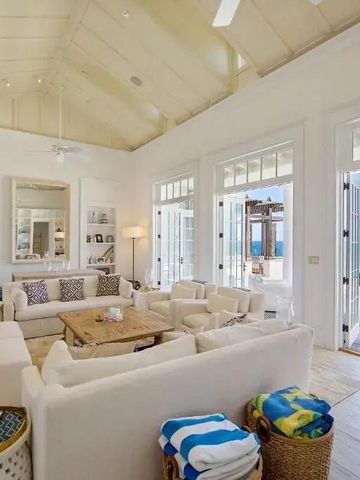 Lichtdurchfluteter Wohnbereich mit luxuriösen Sofas und Meerblick.