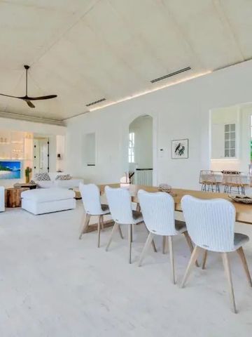 Geräumiger Wohnbereich mit modernen Möbeln und Essbereich.