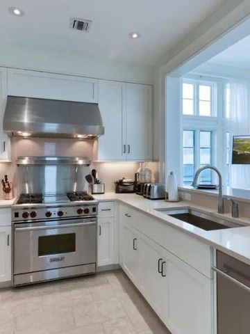 Moderne, voll ausgestattete Küche mit Edelstahlgeräten.