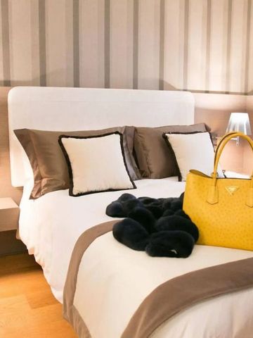 Modernes Hotelzimmer mit hellem Interieur und luxuriöser Bettwäsche