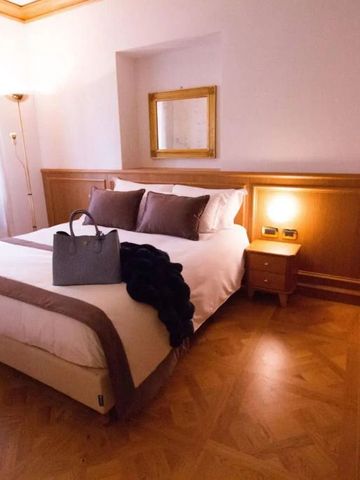 Klassisches Hotelzimmer mit Holzelementen und dekorativem Spiegel