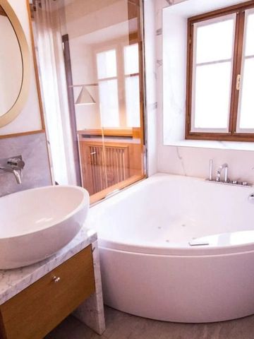 Modernes Badezimmer mit runder Badewanne und stilvollem Waschtisch