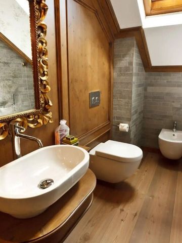 Luxuriöses Badezimmer mit Waschbecken Spiegel und Bidet