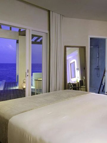 Luxuriöses Schlafzimmer mit direktem Meerblick und Zugang zur Terrasse