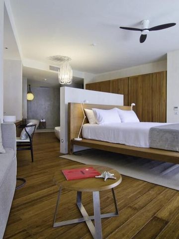 Geräumiges Schlafzimmer mit modernem Design und Holzdetails