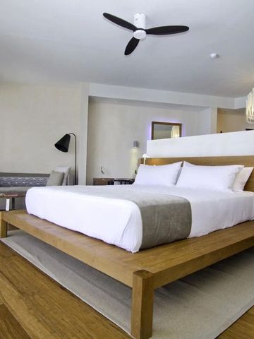 Großzügiges Schlafzimmer mit Holzboden und minimalistischer Einrichtung