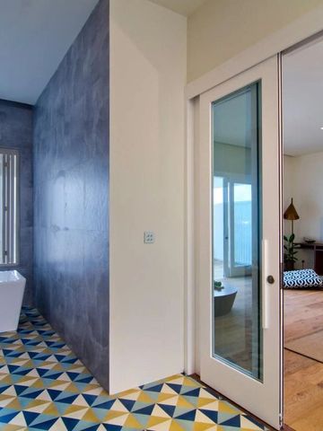 Moderne Suite mit Blick auf das Meer und Badewanne am Fenster