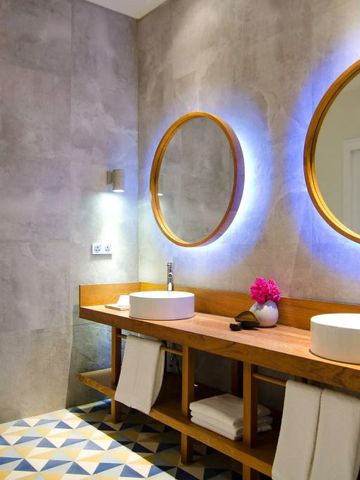 Luxuriöses Badezimmer mit zwei Waschbecken und Blumendekor