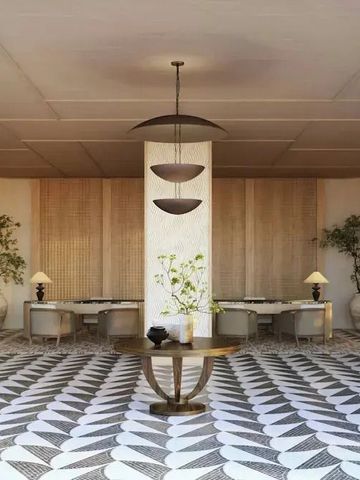 Exklusiver Loungebereich mit modernen Kunstwerken und stilvollen Möbeln