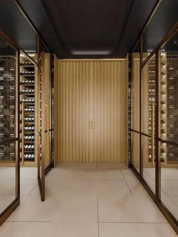 Luxuriöser Weinkeller mit eleganten Holzdetails und zahlreichen Weinflaschen