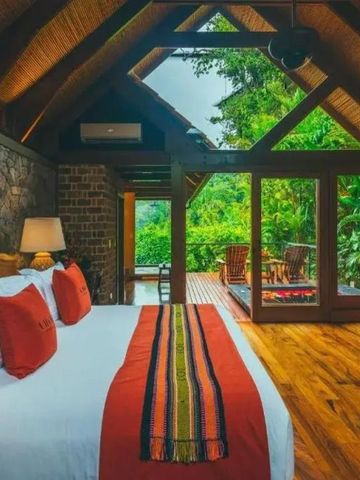 Helles Zimmer mit Waldblick und elegantem Innendesign