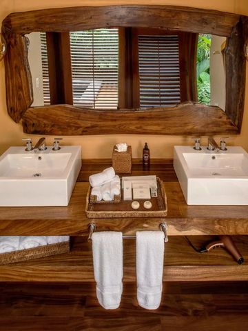 Luxuriöses Badezimmer mit Holzelementen und Doppelwaschbecken