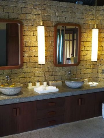 Modernes Badezimmer mit Doppelwaschbecken und stilvoller Beleuchtung