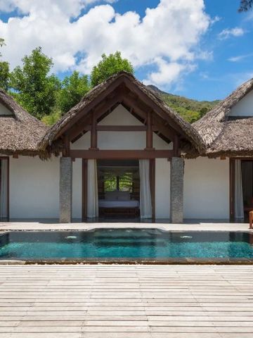 Geräumige Villa mit privatem Pool und traditionellem Strohdach