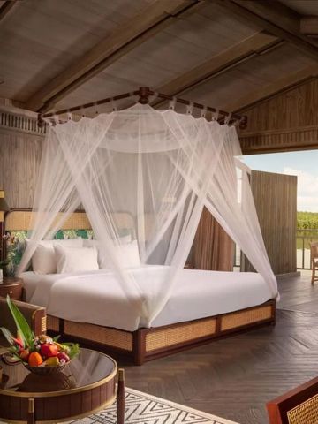 Luxuriöses Schlafzimmer mit Himmelbett und großem Balkon.