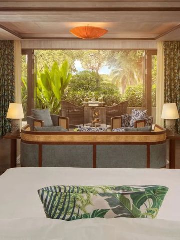 Luxuriöse Suite mit moderner Einrichtung und Blick auf tropischen Garten