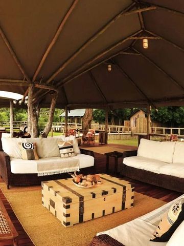 Lounge-Bereich im Freien mit Sofas und rustikalem Dekor