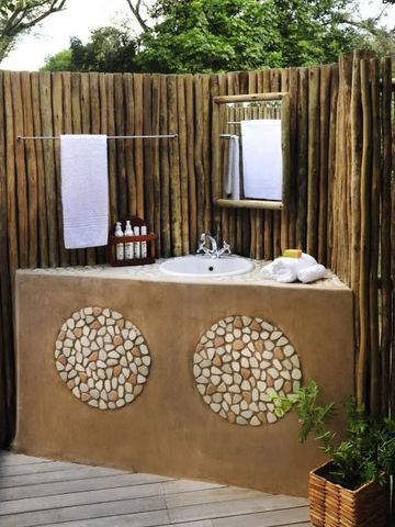 Waschbecken im Freien mit Naturstein-Dekor und Holzverkleidung