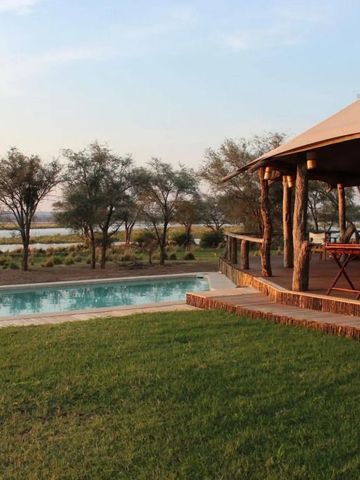 Infinity-Pool mit Blick auf die Savanne und ein luxuriöses Zelt im Anabezi Camp