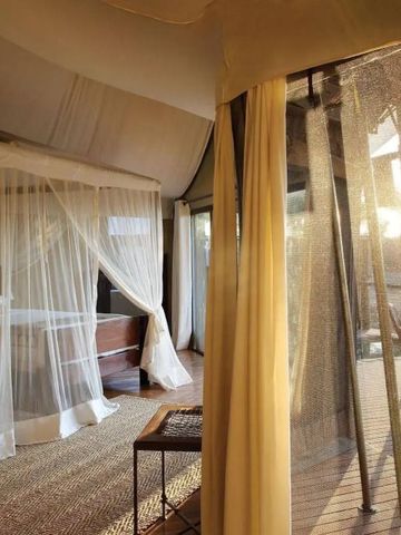 Einladendes Zeltinterieur mit eigenem Bad und Moskitonetzen im Anabezi Camp