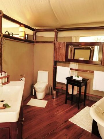 Luxuriöses Badezimmer mit freistehender Wanne im Anabezi Camp