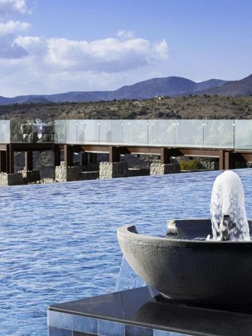 Infinity-Pool mit Wasserbrunnen und Panoramabergblick