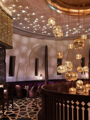 Luxuriöse Bar mit edler Beleuchtung und stilvollem Design