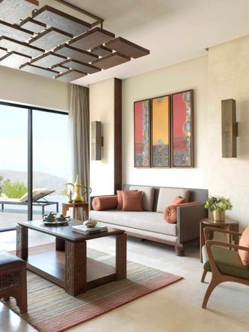 Elegante Wohnzimmereinrichtung in einer Suite mit Ausblick auf die Berge.