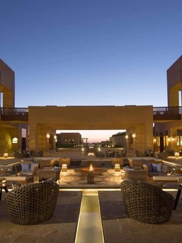 Abendliche Outdoor-Lounge mit stilvollem Design und stimmungsvollem Licht.