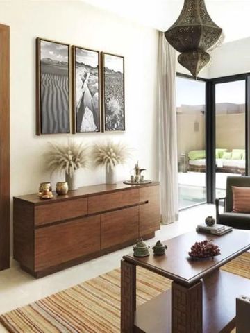 Luxuriöses Wohnzimmer mit modernem Dekor und Zugang zu einem privaten Patio.