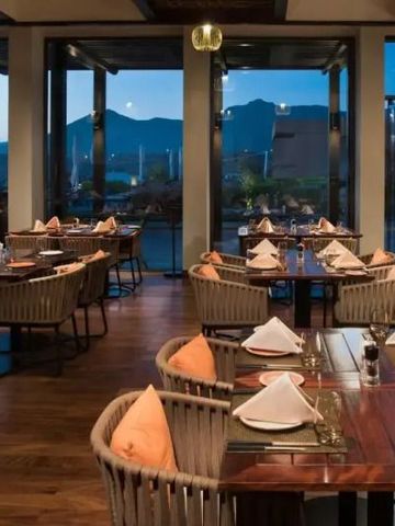 Elegantes Restaurant mit stilvoller Einrichtung und großartigem Bergblick.