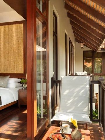 Zimmer mit Balkon und Ausblick auf grüne Umgebung