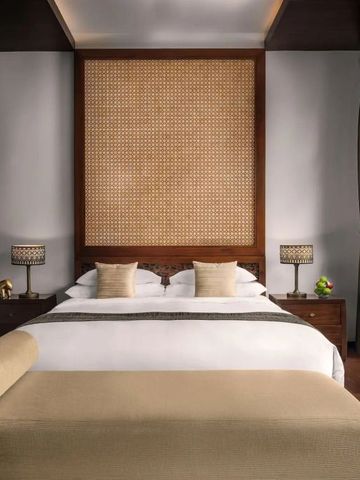 Geräumiges Zimmer mit großem Bett und elegantem Design