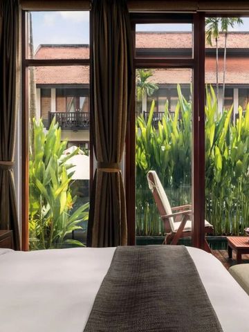 Zimmer mit Aussicht auf Garten durch große Fensterfront